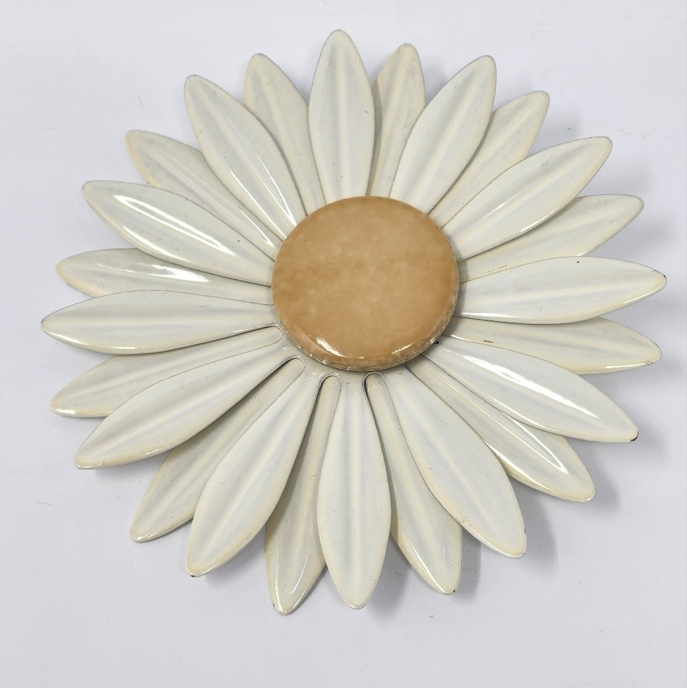 VINTAGE BEIGE FLORAL BROOCH
